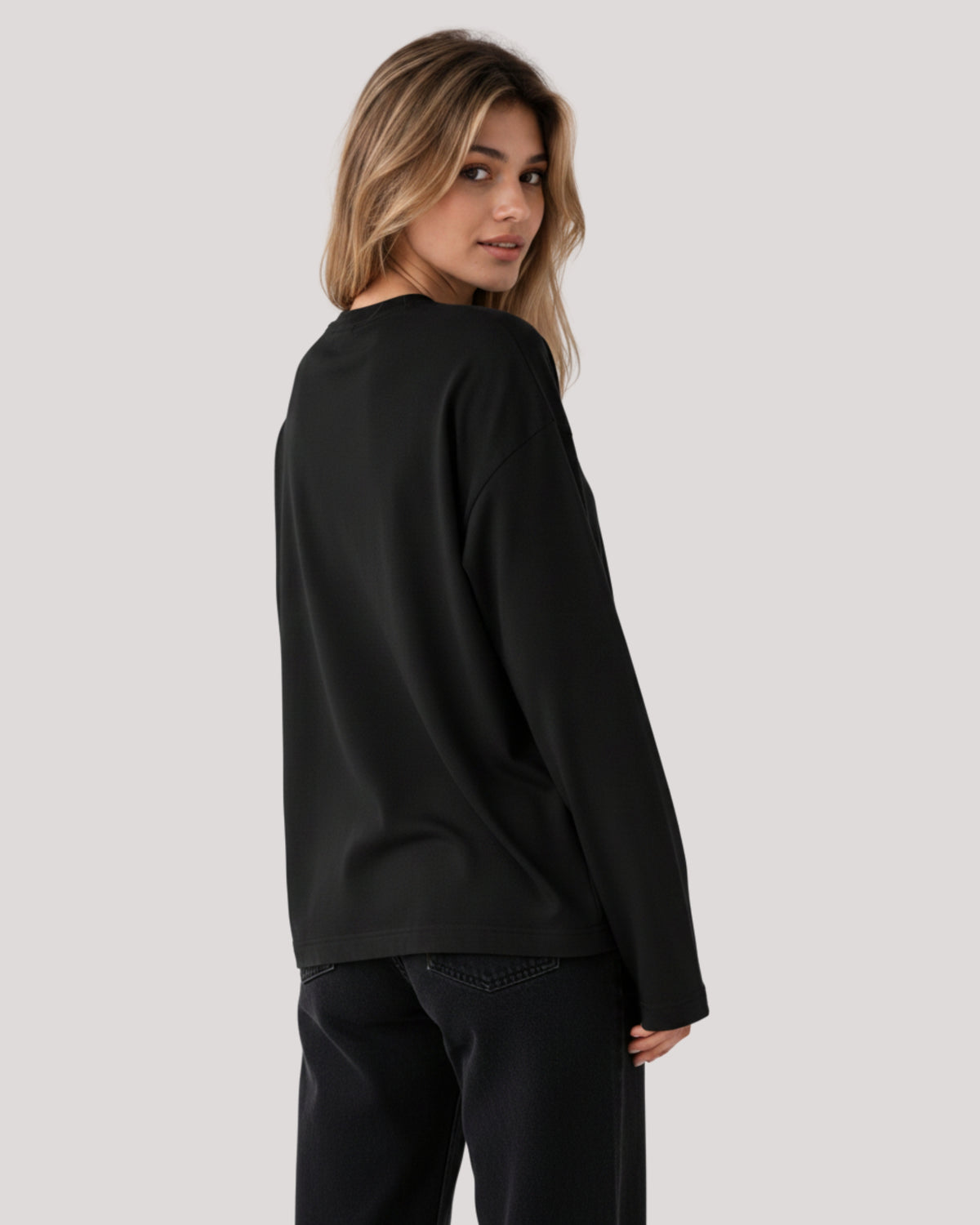 Women's Solid Black Oversized Long Sleeve Crew Neck Regular T-Shirt